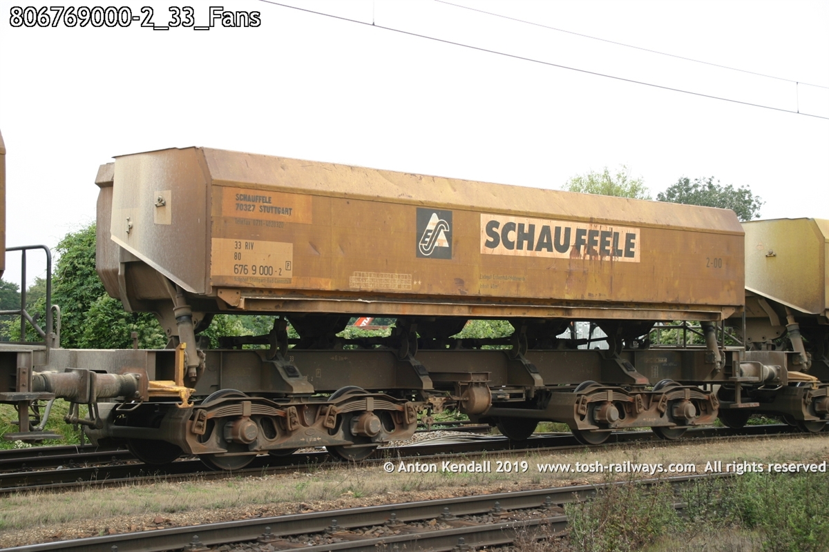 806769000-2_33_Fans.jpg